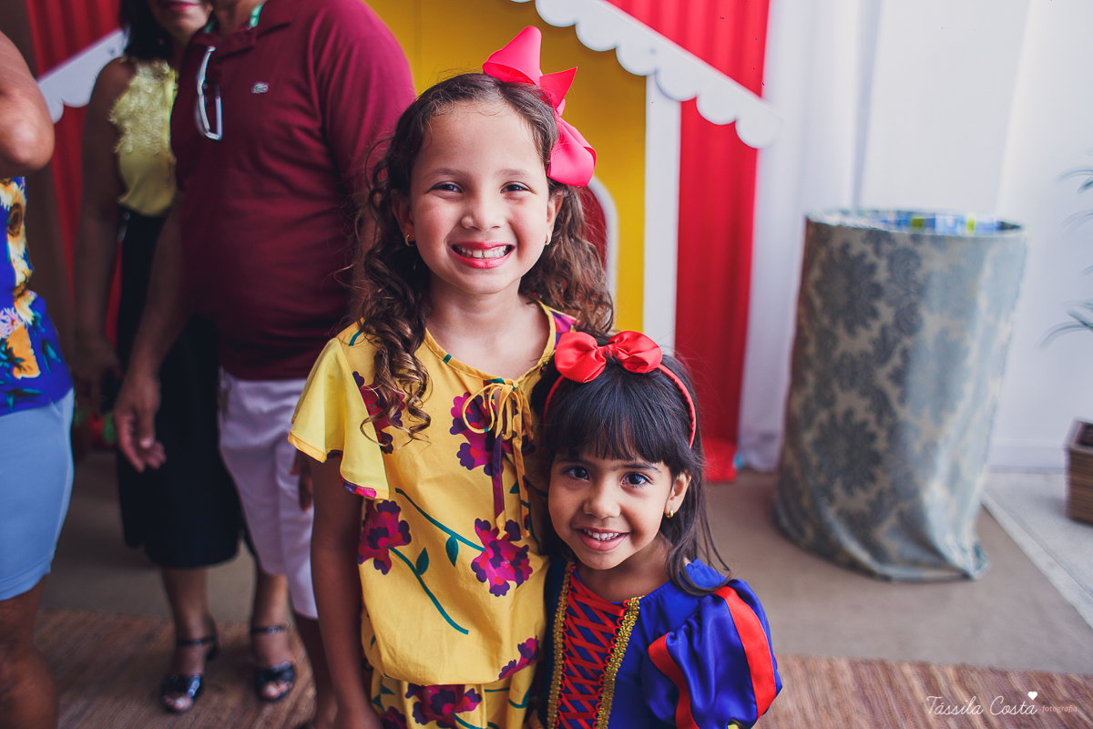 Lara 3 anos, festa no cerimonial O Mais Legal, festa no tema Branca de Neve, festa durante o dia no cerimonial O mais Legal, em Bairro de Fátima, fotografia de aniversário infantil em Vitória ES, Tássila Costa fotografia 