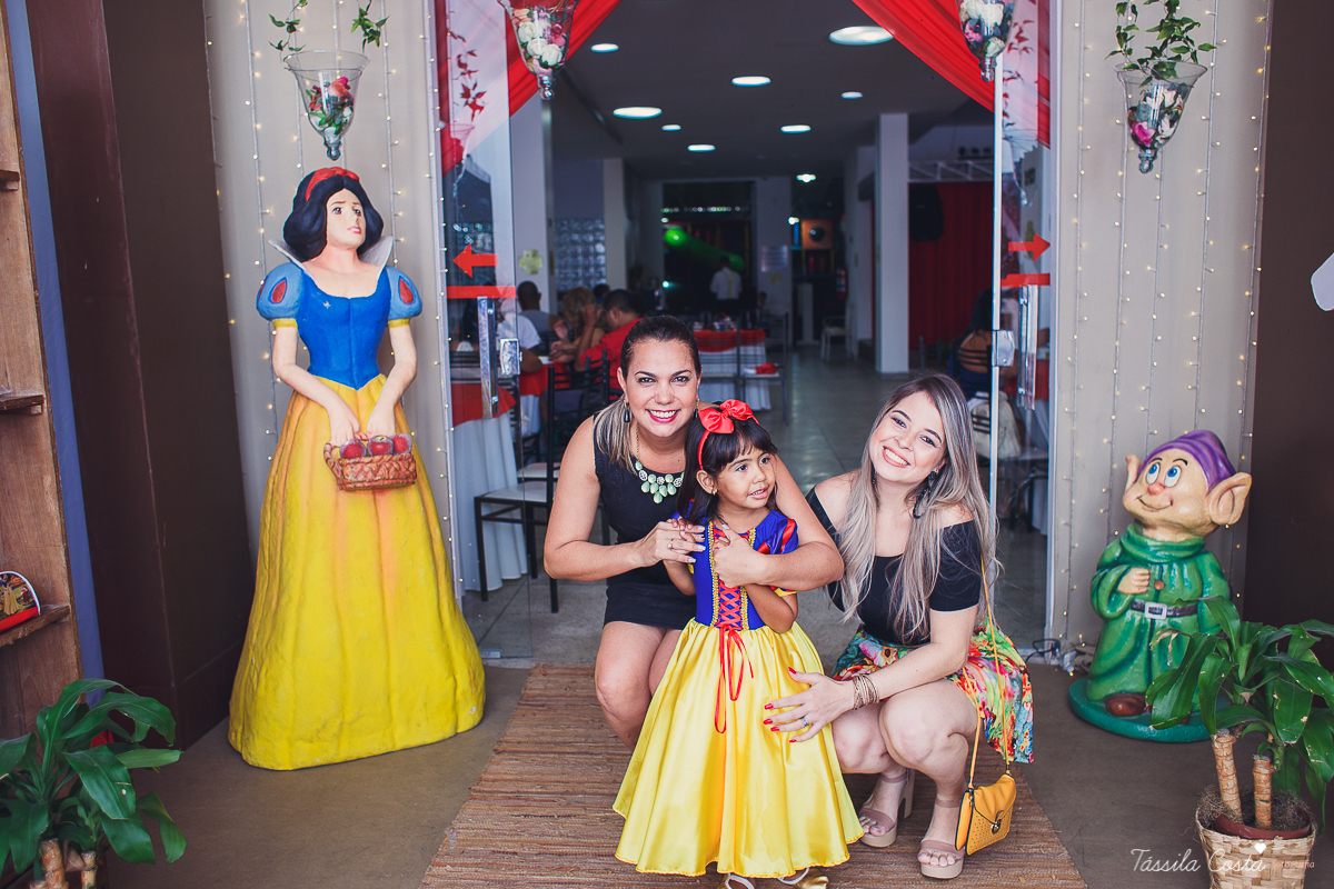 Lara 3 anos, festa no cerimonial O Mais Legal, festa no tema Branca de Neve, festa durante o dia no cerimonial O mais Legal, em Bairro de Fátima, fotografia de aniversário infantil em Vitória ES, Tássila Costa fotografia 