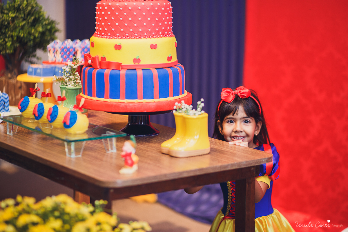 Lara 3 anos, festa no cerimonial O Mais Legal, festa no tema Branca de Neve, festa durante o dia no cerimonial O mais Legal, em Bairro de Fátima, fotografia de aniversário infantil em Vitória ES, Tássila Costa fotografia 