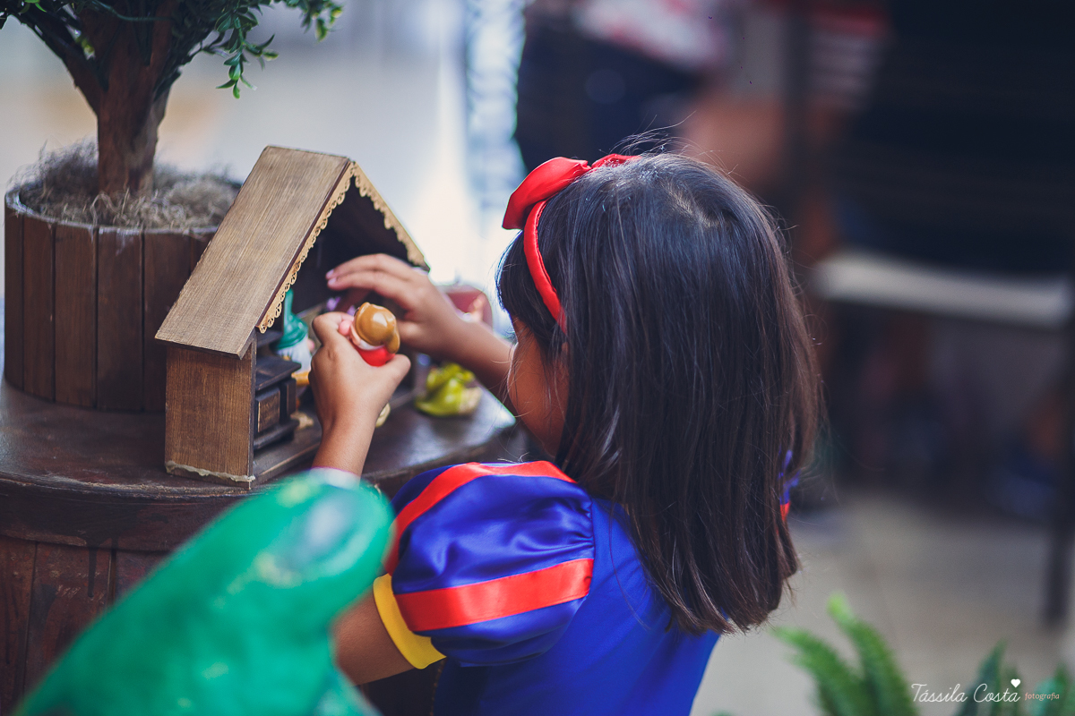 Lara 3 anos, festa no cerimonial O Mais Legal, festa no tema Branca de Neve, festa durante o dia no cerimonial O mais Legal, em Bairro de Fátima, fotografia de aniversário infantil em Vitória ES, Tássila Costa fotografia 