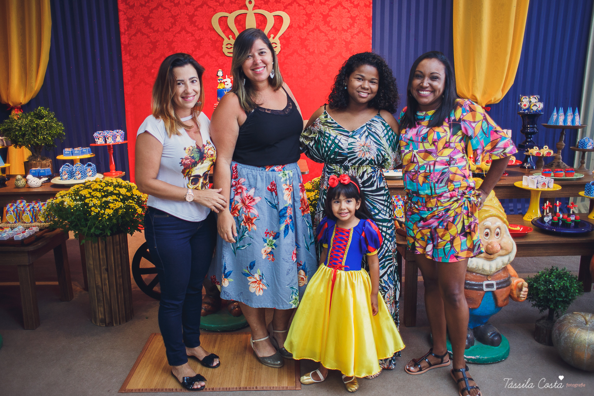 Lara 3 anos, festa no cerimonial O Mais Legal, festa no tema Branca de Neve, festa durante o dia no cerimonial O mais Legal, em Bairro de Fátima, fotografia de aniversário infantil em Vitória ES, Tássila Costa fotografia 