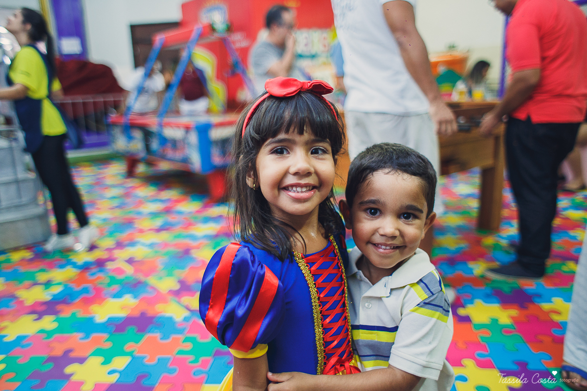 Lara 3 anos, festa no cerimonial O Mais Legal, festa no tema Branca de Neve, festa durante o dia no cerimonial O mais Legal, em Bairro de Fátima, fotografia de aniversário infantil em Vitória ES, Tássila Costa fotografia 
