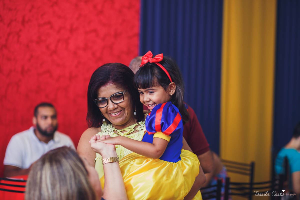 Lara 3 anos, festa no cerimonial O Mais Legal, festa no tema Branca de Neve, festa durante o dia no cerimonial O mais Legal, em Bairro de Fátima, fotografia de aniversário infantil em Vitória ES, Tássila Costa fotografia 