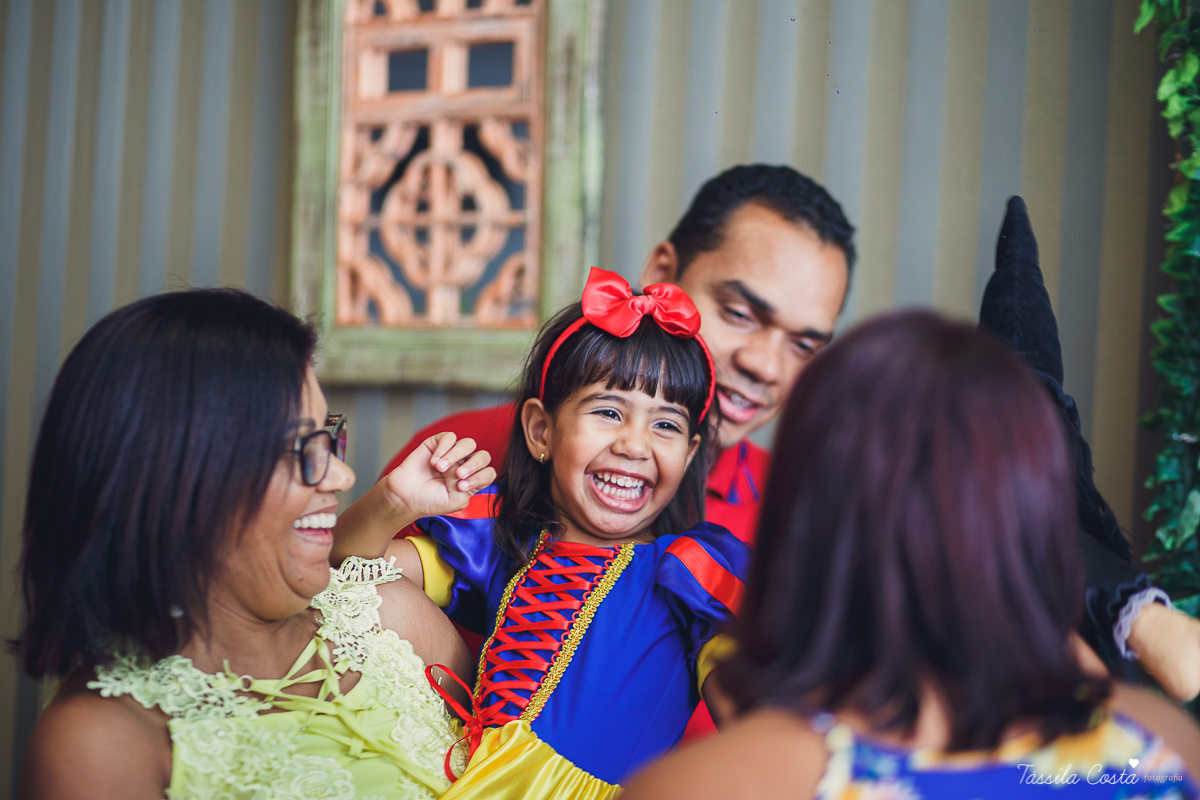 Lara 3 anos, festa no cerimonial O Mais Legal, festa no tema Branca de Neve, festa durante o dia no cerimonial O mais Legal, em Bairro de Fátima, fotografia de aniversário infantil em Vitória ES, Tássila Costa fotografia 