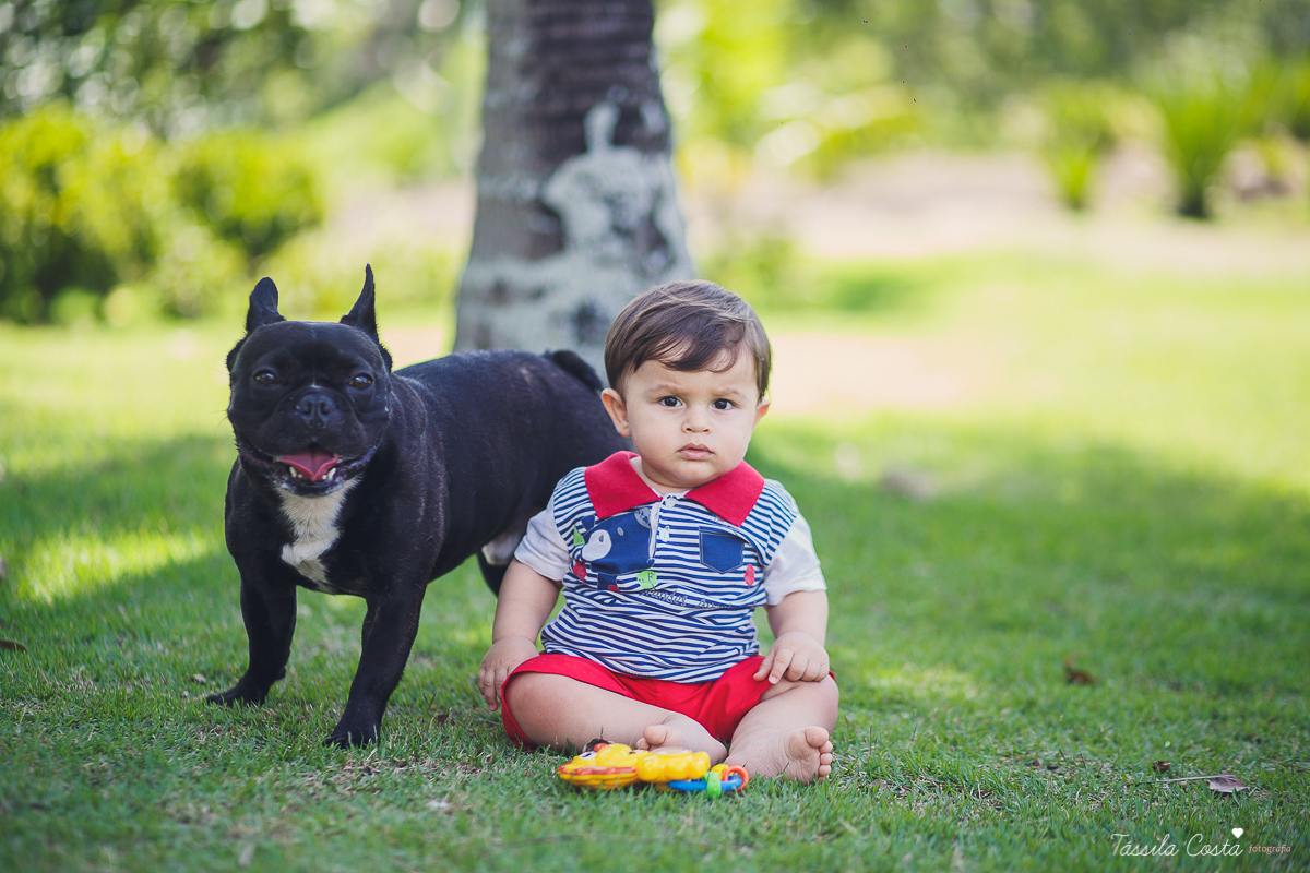 FOTOS COM CACHORRO, CRIANÇA E CACHORRO, ENSAIO FOTOGRÁFICO DE FAMÍLIA COM O CACHORRO, THÉO 1 ANO, FOTOS EM VITÓRIA ES, FOTÓGRAFO DE CRIANÇA EM VILA VELHA, ENSAIO DE PRÉ ANIVERSÁRIO, TÁSSILA COSTA FOTOGRAFIA