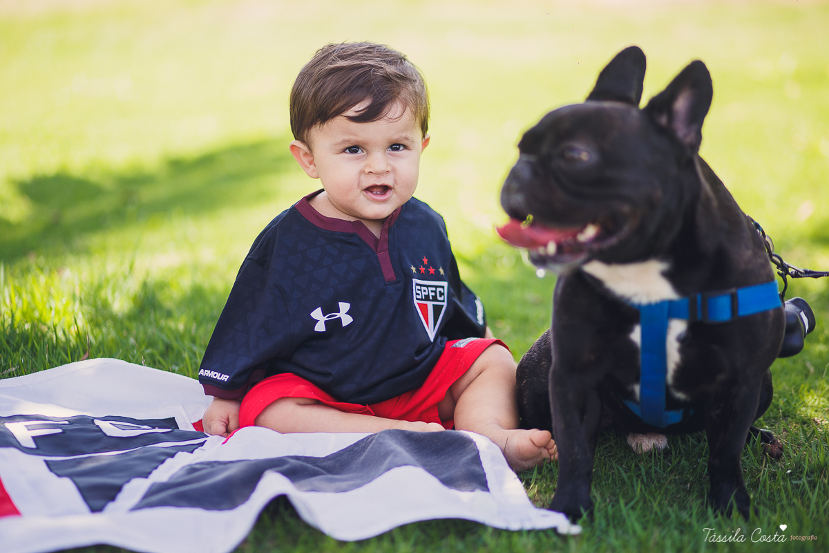 FOTOS COM CACHORRO, CRIANÇA E CACHORRO, ENSAIO FOTOGRÁFICO DE FAMÍLIA COM O CACHORRO, THÉO 1 ANO, FOTOS EM VITÓRIA ES, FOTÓGRAFO DE CRIANÇA EM VILA VELHA, ENSAIO DE PRÉ ANIVERSÁRIO, TÁSSILA COSTA FOTOGRAFIA