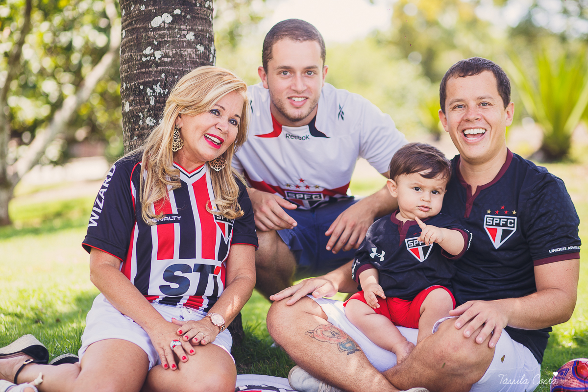 FOTOS COM CACHORRO, CRIANÇA E CACHORRO, ENSAIO FOTOGRÁFICO DE FAMÍLIA COM O CACHORRO, THÉO 1 ANO, FOTOS EM VITÓRIA ES, FOTÓGRAFO DE CRIANÇA EM VILA VELHA, ENSAIO DE PRÉ ANIVERSÁRIO, TÁSSILA COSTA FOTOGRAFIA