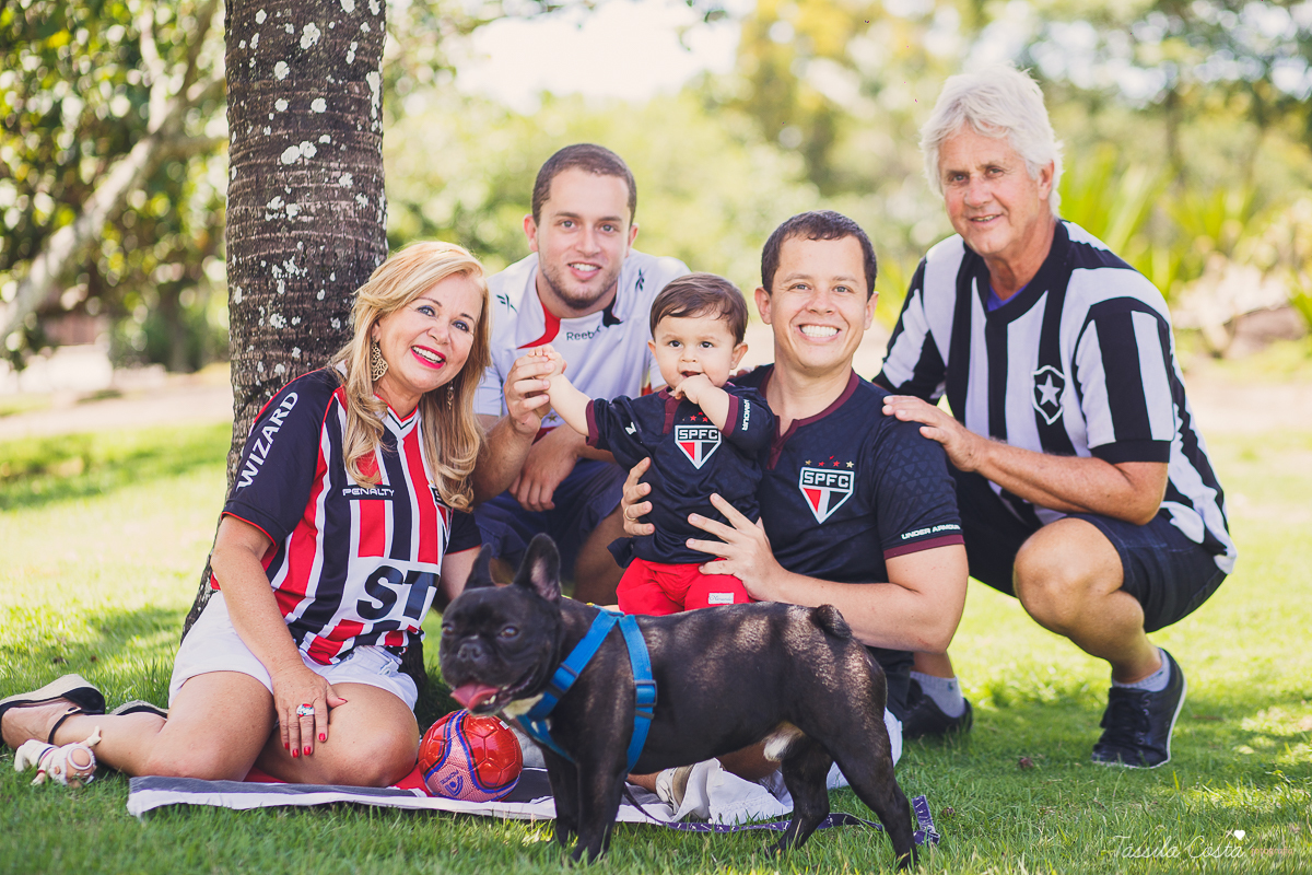 FOTOS COM CACHORRO, CRIANÇA E CACHORRO, ENSAIO FOTOGRÁFICO DE FAMÍLIA COM O CACHORRO, THÉO 1 ANO, FOTOS EM VITÓRIA ES, FOTÓGRAFO DE CRIANÇA EM VILA VELHA, ENSAIO DE PRÉ ANIVERSÁRIO, TÁSSILA COSTA FOTOGRAFIA