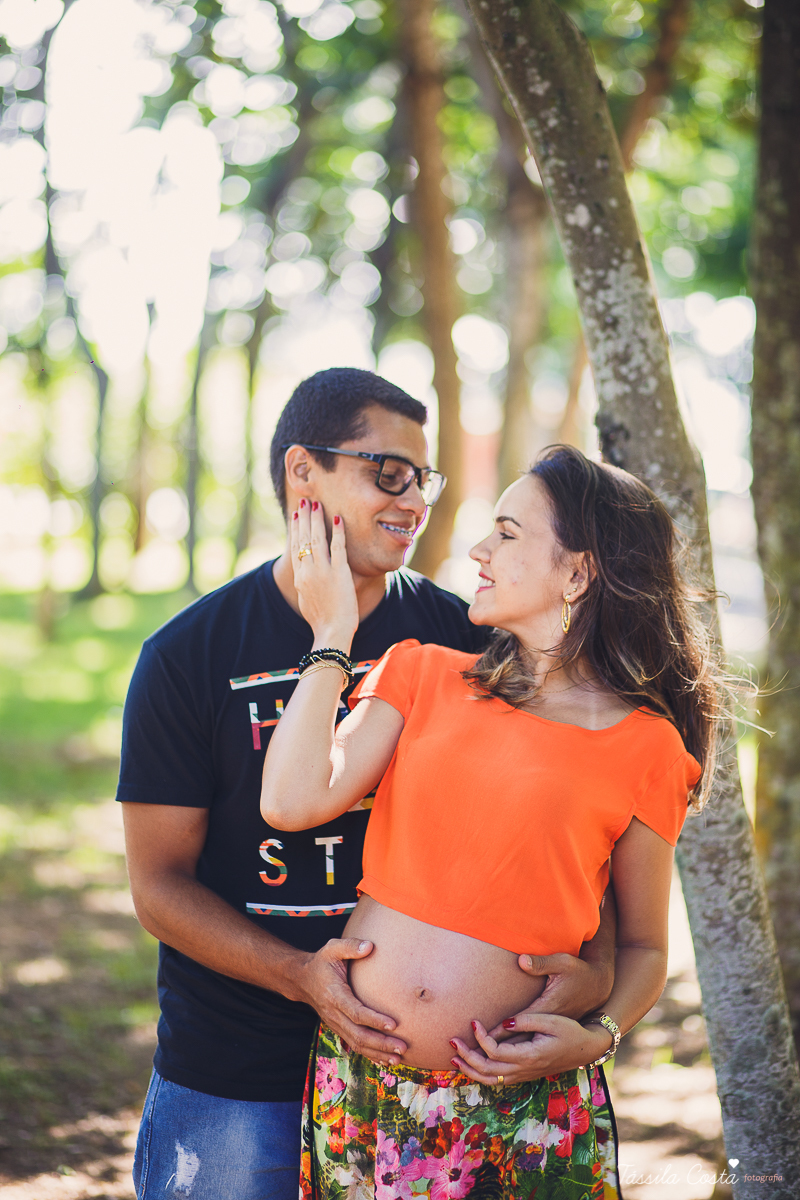 fotos de grávida feitas no parque, pais de primeira viagem, poses para fotos de grávida, grávida linda, 31 semanas, por do sol, fotos de grávida com por do sol, mundo rosa, o que levar para o ensaio fotográfico de gestante, tássila costa fotografia, es