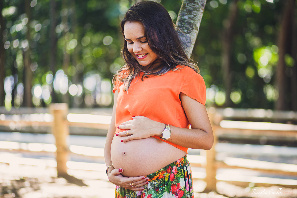 fotos de grávida feitas no parque, pais de primeira viagem, poses para fotos de grávida, grávida linda, 31 semanas, por do sol, fotos de grávida com por do sol, mundo rosa, o que levar para o ensaio fotográfico de gestante, tássila costa fotografia, es