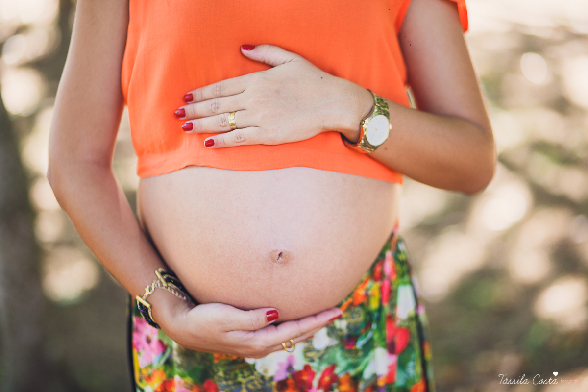 fotos de grávida feitas no parque, pais de primeira viagem, poses para fotos de grávida, grávida linda, 31 semanas, por do sol, fotos de grávida com por do sol, mundo rosa, o que levar para o ensaio fotográfico de gestante, tássila costa fotografia, es