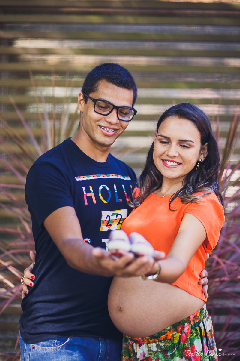 fotos de grávida feitas no parque, pais de primeira viagem, poses para fotos de grávida, grávida linda, 31 semanas, por do sol, fotos de grávida com por do sol, mundo rosa, o que levar para o ensaio fotográfico de gestante, tássila costa fotografia, es
