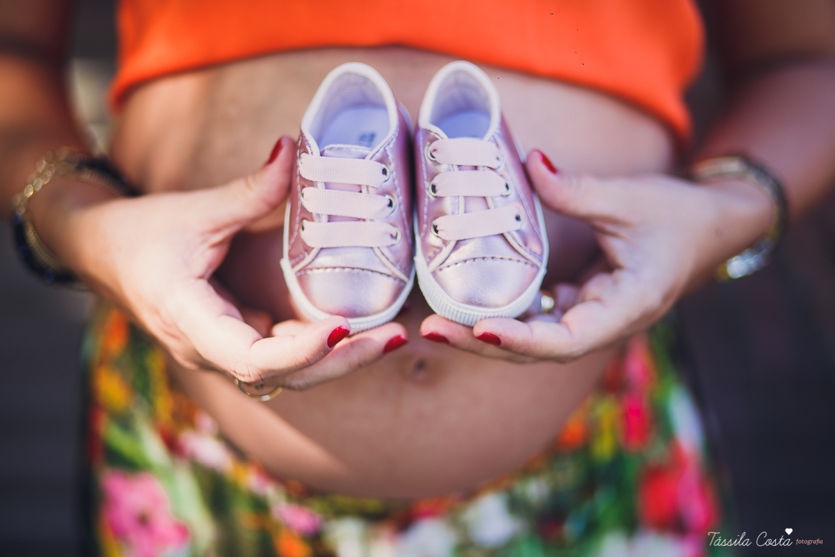 fotos de grávida feitas no parque, pais de primeira viagem, poses para fotos de grávida, grávida linda, 31 semanas, por do sol, fotos de grávida com por do sol, mundo rosa, o que levar para o ensaio fotográfico de gestante, tássila costa fotografia, es