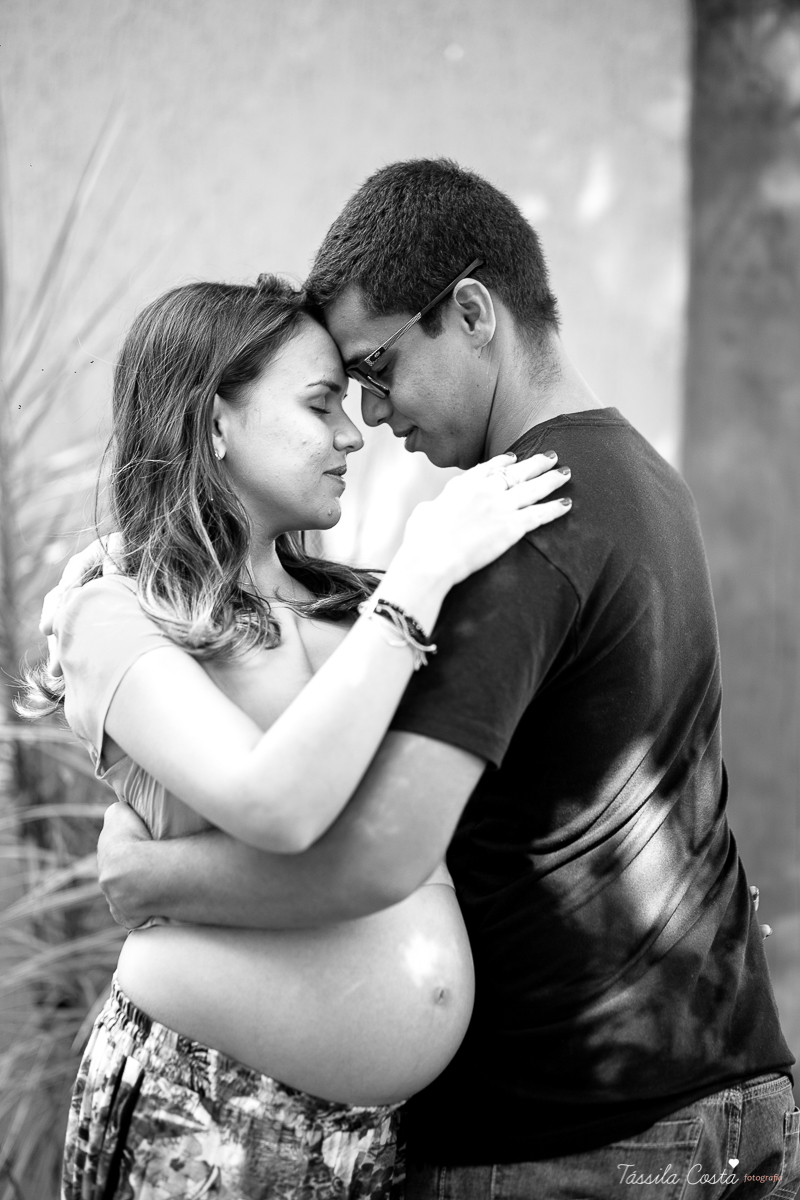 fotos de grávida feitas no parque, pais de primeira viagem, poses para fotos de grávida, grávida linda, 31 semanas, por do sol, fotos de grávida com por do sol, mundo rosa, o que levar para o ensaio fotográfico de gestante, tássila costa fotografia, es