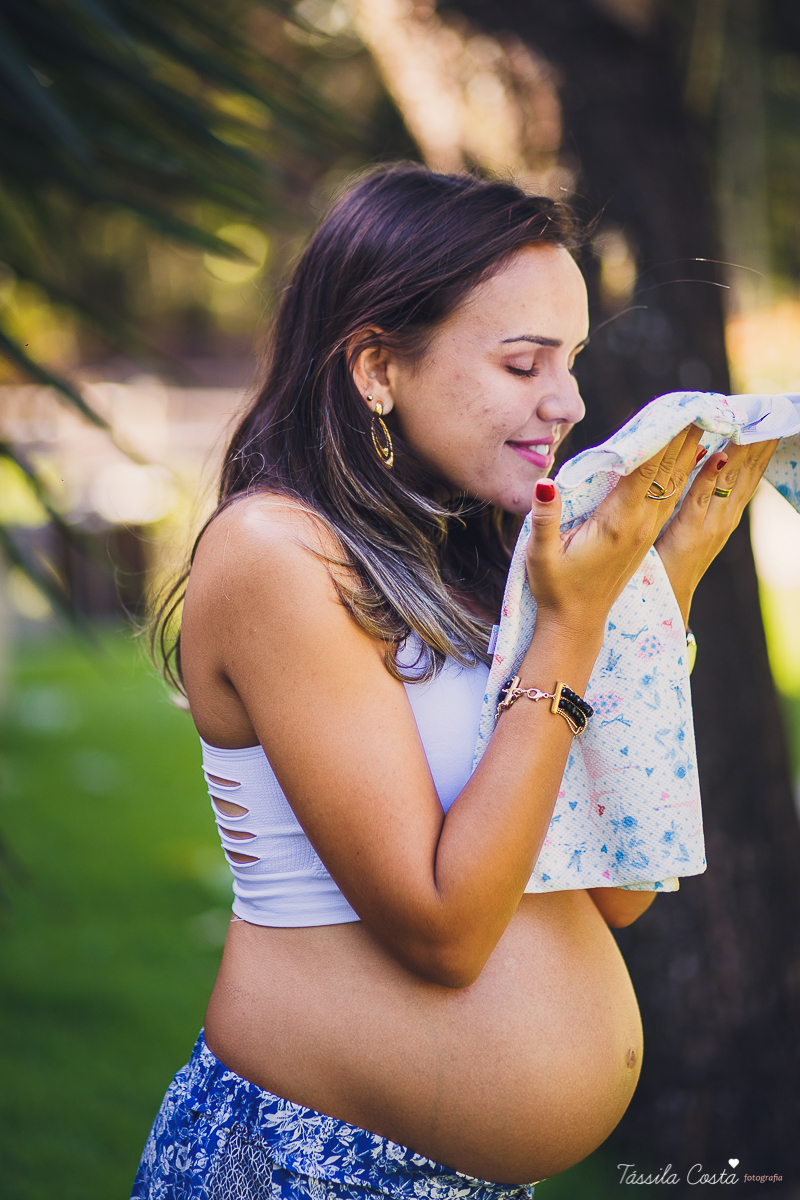 fotos de grávida feitas no parque, pais de primeira viagem, poses para fotos de grávida, grávida linda, 31 semanas, por do sol, fotos de grávida com por do sol, mundo rosa, o que levar para o ensaio fotográfico de gestante, tássila costa fotografia, es