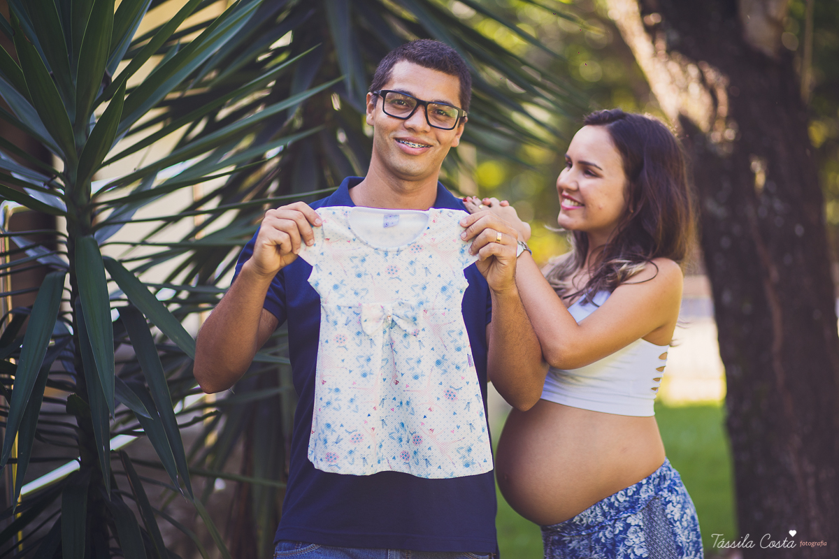 fotos de grávida feitas no parque, pais de primeira viagem, poses para fotos de grávida, grávida linda, 31 semanas, por do sol, fotos de grávida com por do sol, mundo rosa, o que levar para o ensaio fotográfico de gestante, tássila costa fotografia, es