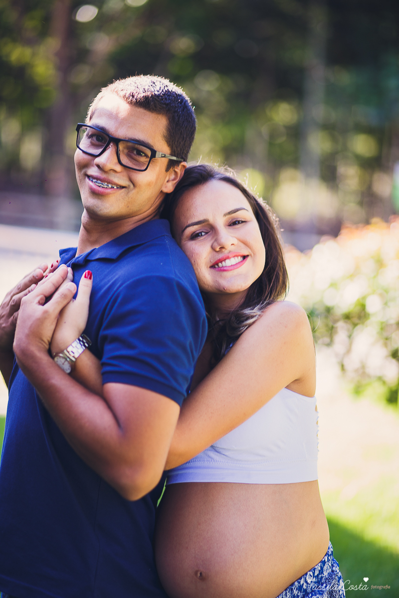 fotos de grávida feitas no parque, pais de primeira viagem, poses para fotos de grávida, grávida linda, 31 semanas, por do sol, fotos de grávida com por do sol, mundo rosa, o que levar para o ensaio fotográfico de gestante, tássila costa fotografia, es