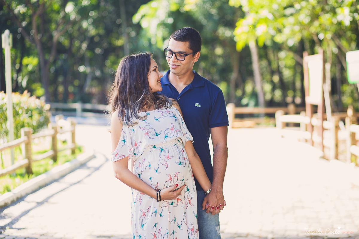 fotos de grávida feitas no parque, pais de primeira viagem, poses para fotos de grávida, grávida linda, 31 semanas, por do sol, fotos de grávida com por do sol, mundo rosa, o que levar para o ensaio fotográfico de gestante, tássila costa fotografia, es