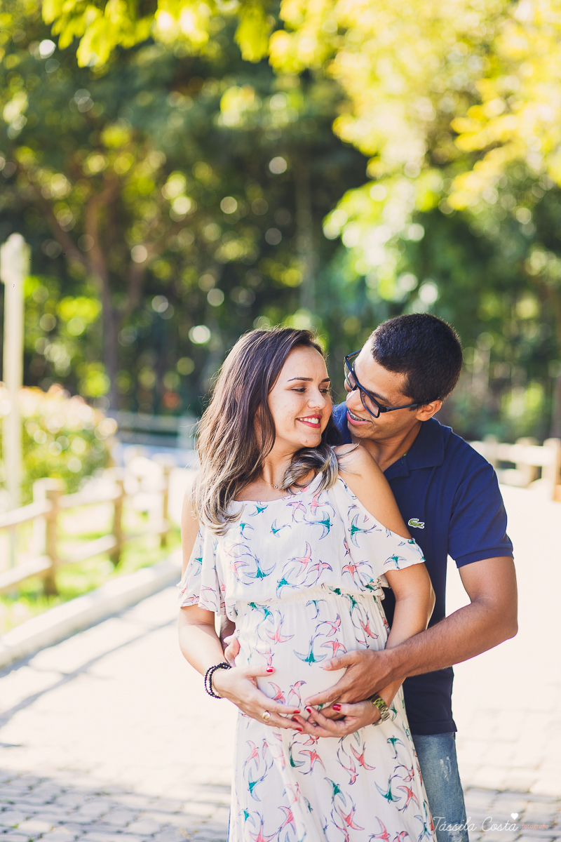 fotos de grávida feitas no parque, pais de primeira viagem, poses para fotos de grávida, grávida linda, 31 semanas, por do sol, fotos de grávida com por do sol, mundo rosa, o que levar para o ensaio fotográfico de gestante, tássila costa fotografia, es