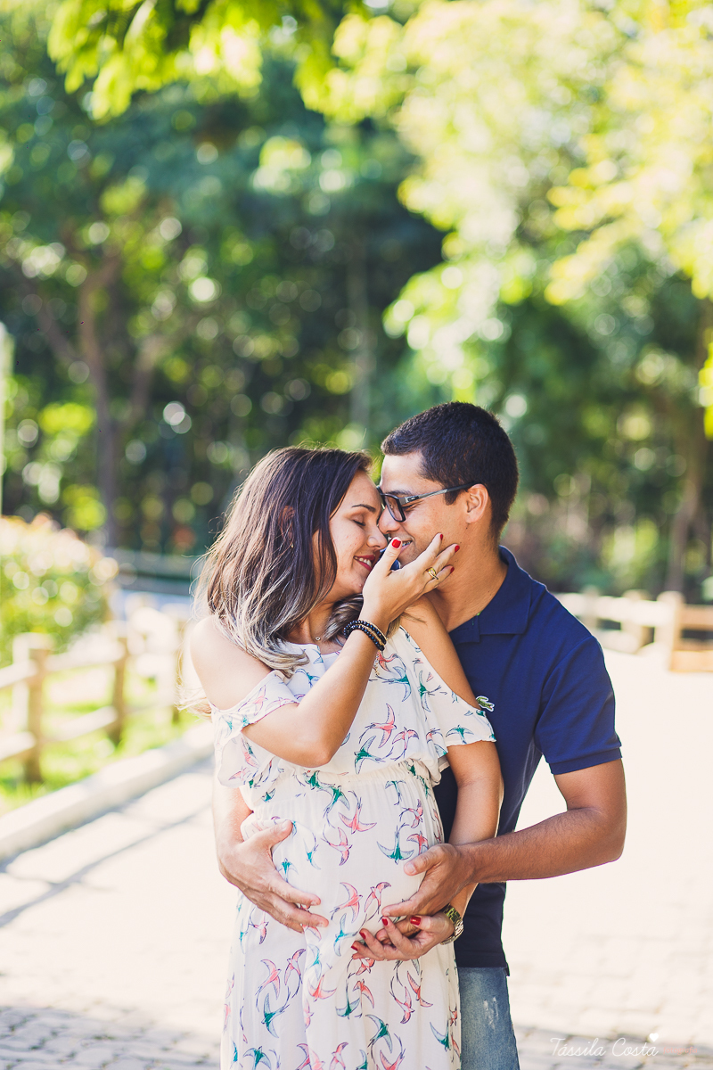 fotos de grávida feitas no parque, pais de primeira viagem, poses para fotos de grávida, grávida linda, 31 semanas, por do sol, fotos de grávida com por do sol, mundo rosa, o que levar para o ensaio fotográfico de gestante, tássila costa fotografia, es