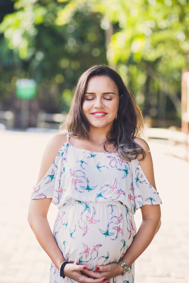 fotos de grávida feitas no parque, pais de primeira viagem, poses para fotos de grávida, grávida linda, 31 semanas, por do sol, fotos de grávida com por do sol, mundo rosa, o que levar para o ensaio fotográfico de gestante, tássila costa fotografia, es