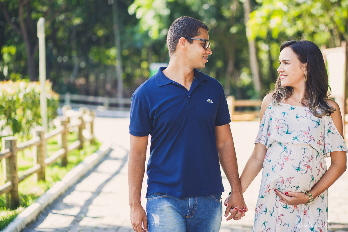 fotos de grávida feitas no parque, pais de primeira viagem, poses para fotos de grávida, grávida linda, 31 semanas, por do sol, fotos de grávida com por do sol, mundo rosa, o que levar para o ensaio fotográfico de gestante, tássila costa fotografia, es