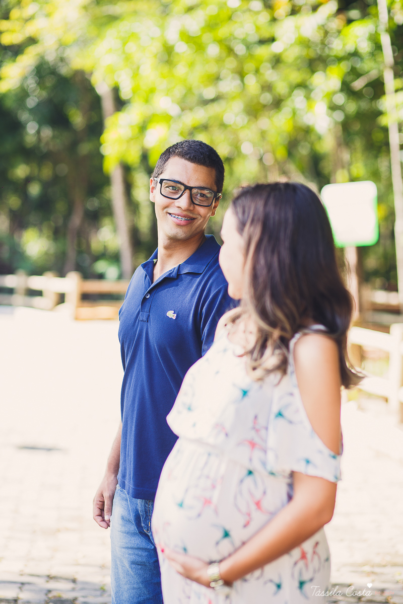 fotos de grávida feitas no parque, pais de primeira viagem, poses para fotos de grávida, grávida linda, 31 semanas, por do sol, fotos de grávida com por do sol, mundo rosa, o que levar para o ensaio fotográfico de gestante, tássila costa fotografia, es