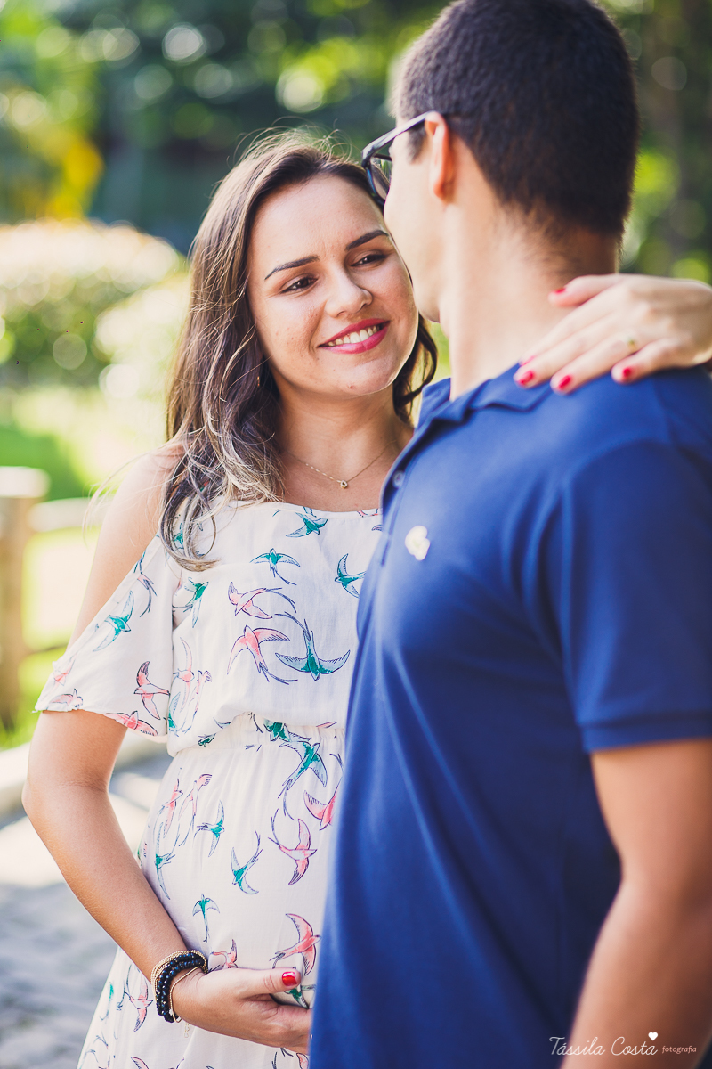 fotos de grávida feitas no parque, pais de primeira viagem, poses para fotos de grávida, grávida linda, 31 semanas, por do sol, fotos de grávida com por do sol, mundo rosa, o que levar para o ensaio fotográfico de gestante, tássila costa fotografia, es