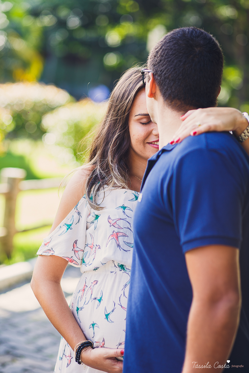 fotos de grávida feitas no parque, pais de primeira viagem, poses para fotos de grávida, grávida linda, 31 semanas, por do sol, fotos de grávida com por do sol, mundo rosa, o que levar para o ensaio fotográfico de gestante, tássila costa fotografia, es