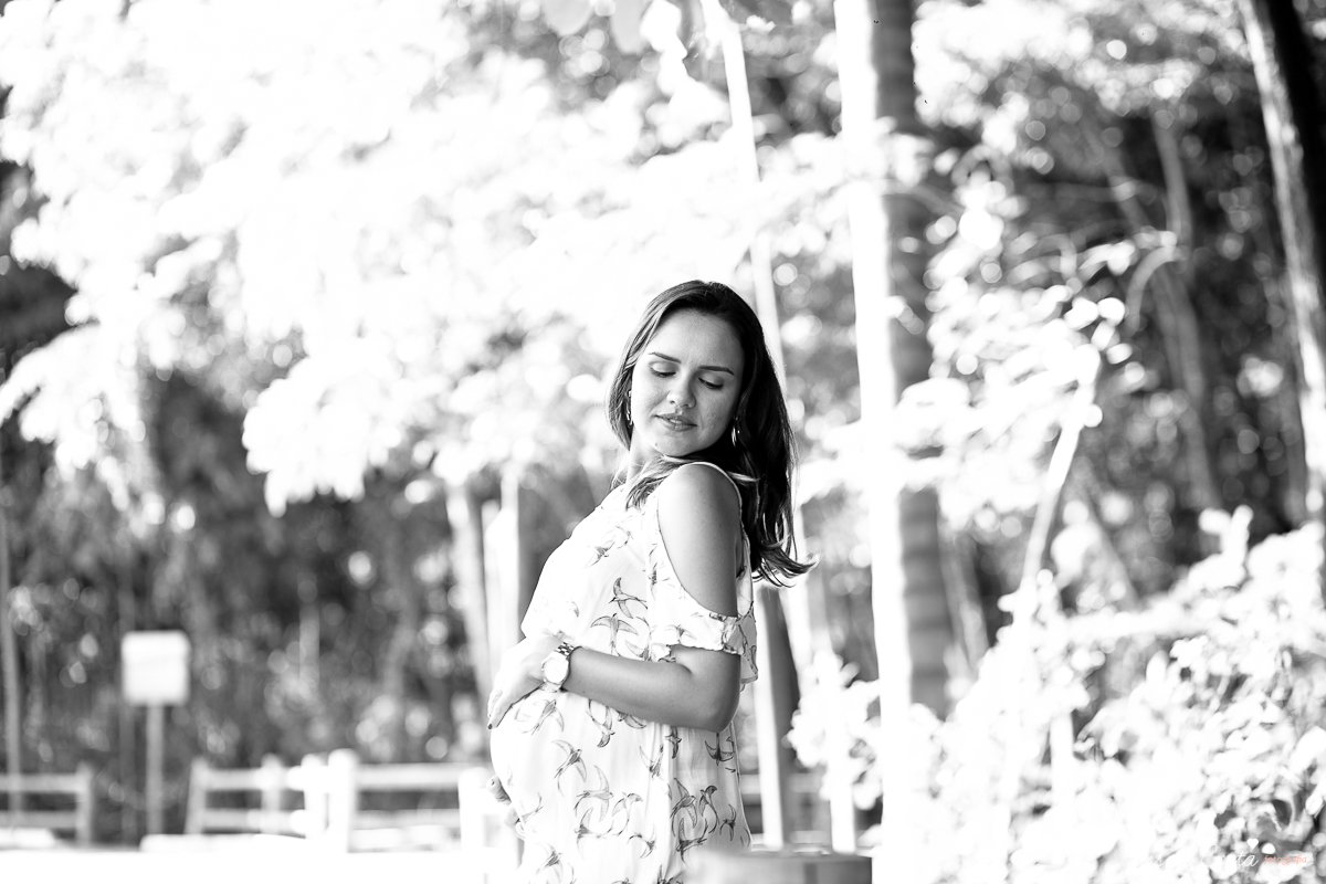 fotos de grávida feitas no parque, pais de primeira viagem, poses para fotos de grávida, grávida linda, 31 semanas, por do sol, fotos de grávida com por do sol, mundo rosa, o que levar para o ensaio fotográfico de gestante, tássila costa fotografia, es