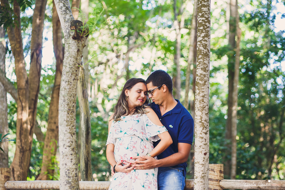 fotos de grávida feitas no parque, pais de primeira viagem, poses para fotos de grávida, grávida linda, 31 semanas, por do sol, fotos de grávida com por do sol, mundo rosa, o que levar para o ensaio fotográfico de gestante, tássila costa fotografia, es