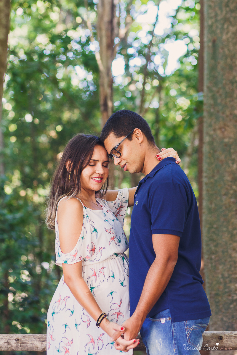 fotos de grávida feitas no parque, pais de primeira viagem, poses para fotos de grávida, grávida linda, 31 semanas, por do sol, fotos de grávida com por do sol, mundo rosa, o que levar para o ensaio fotográfico de gestante, tássila costa fotografia, es