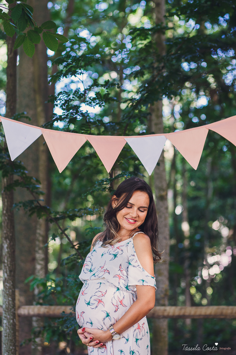 fotos de grávida feitas no parque, pais de primeira viagem, poses para fotos de grávida, grávida linda, 31 semanas, por do sol, fotos de grávida com por do sol, mundo rosa, o que levar para o ensaio fotográfico de gestante, tássila costa fotografia, es