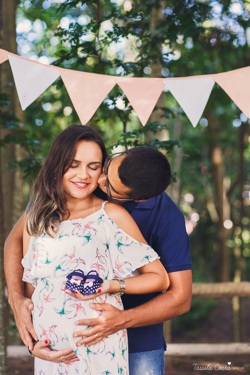 fotos de grávida feitas no parque, pais de primeira viagem, poses para fotos de grávida, grávida linda, 31 semanas, por do sol, fotos de grávida com por do sol, mundo rosa, o que levar para o ensaio fotográfico de gestante, tássila costa fotografia, es