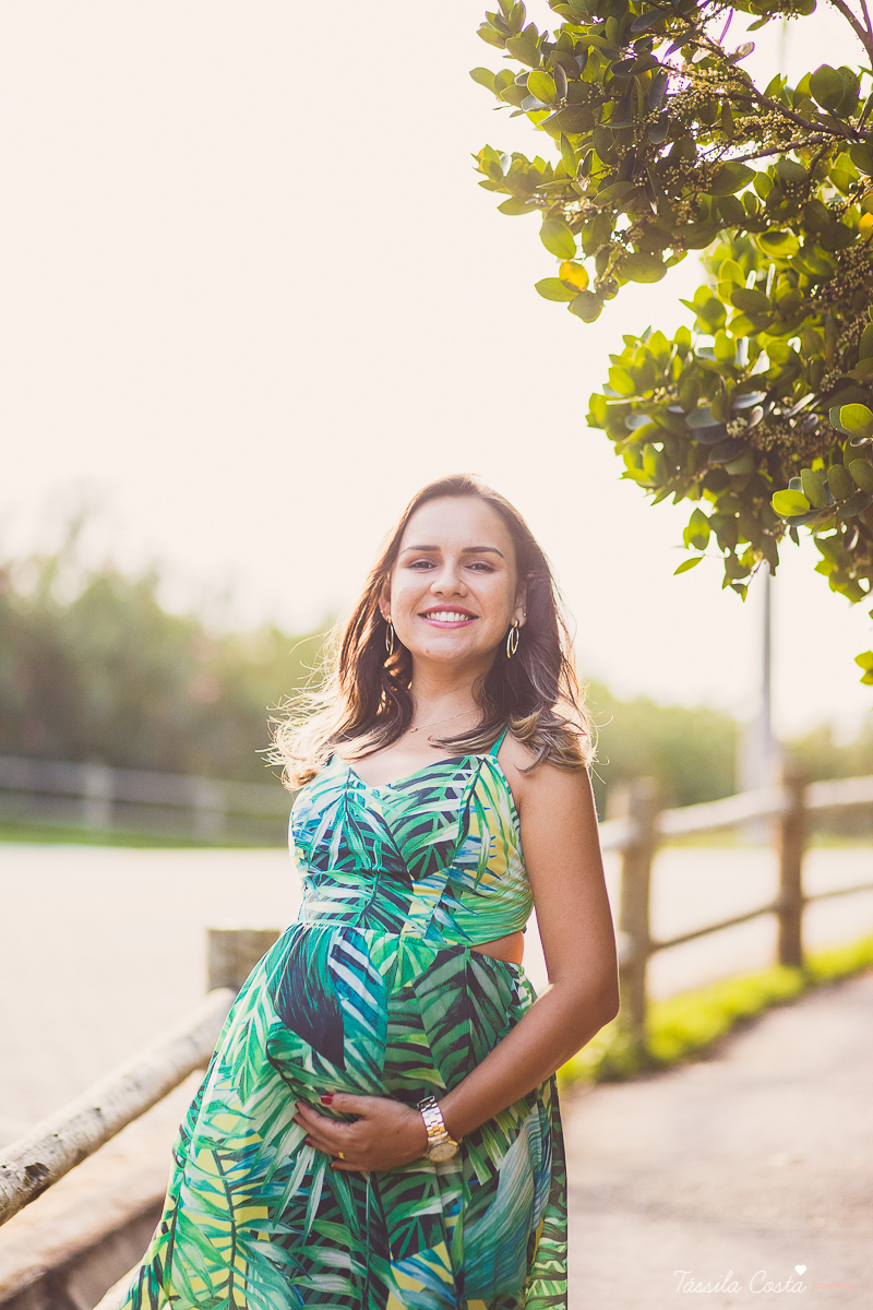 fotos de grávida feitas no parque, pais de primeira viagem, poses para fotos de grávida, grávida linda, 31 semanas, por do sol, fotos de grávida com por do sol, mundo rosa, o que levar para o ensaio fotográfico de gestante, tássila costa fotografia, es