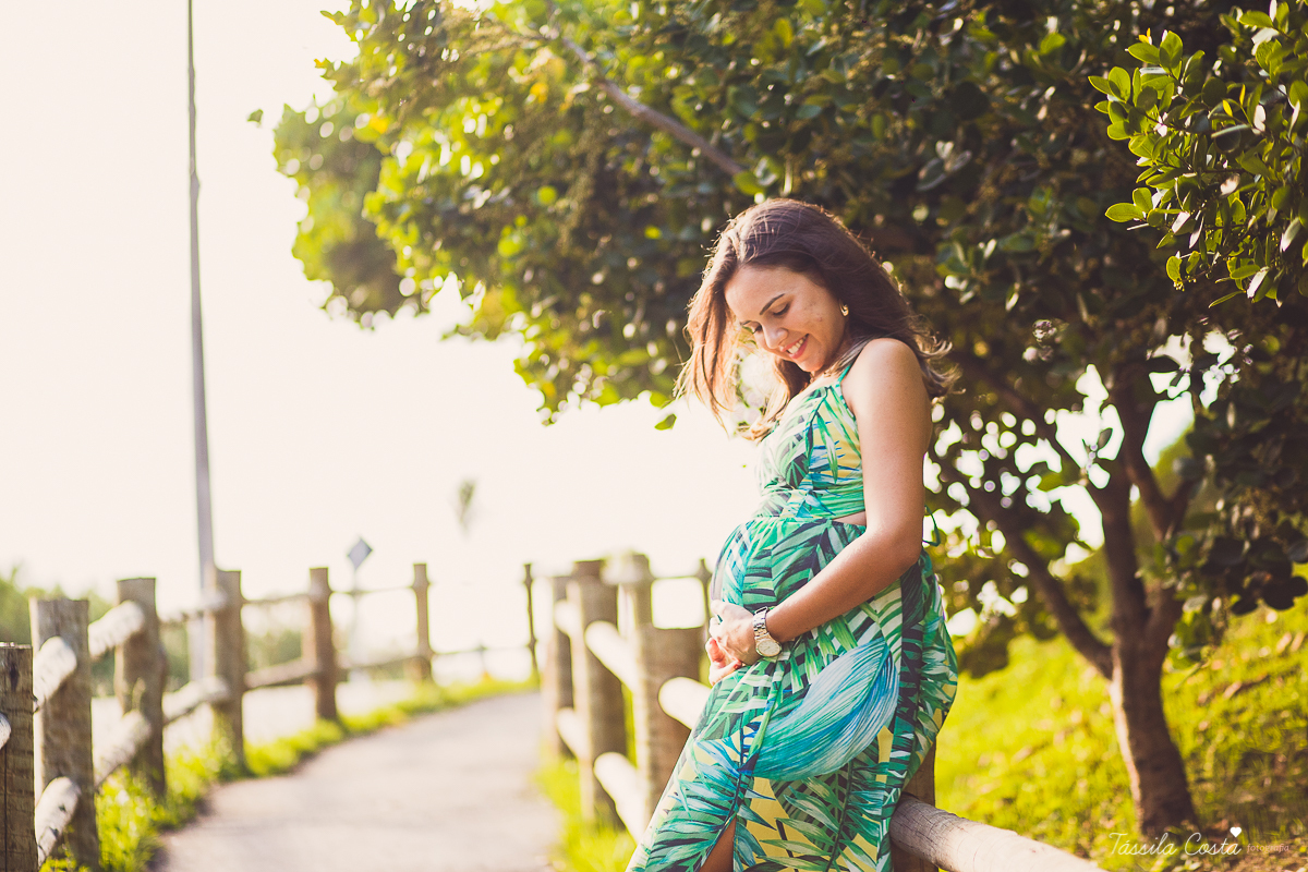 fotos de grávida feitas no parque, pais de primeira viagem, poses para fotos de grávida, grávida linda, 31 semanas, por do sol, fotos de grávida com por do sol, mundo rosa, o que levar para o ensaio fotográfico de gestante, tássila costa fotografia, es