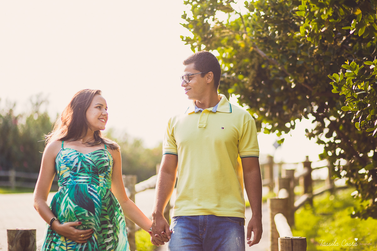 fotos de grávida feitas no parque, pais de primeira viagem, poses para fotos de grávida, grávida linda, 31 semanas, por do sol, fotos de grávida com por do sol, mundo rosa, o que levar para o ensaio fotográfico de gestante, tássila costa fotografia, es