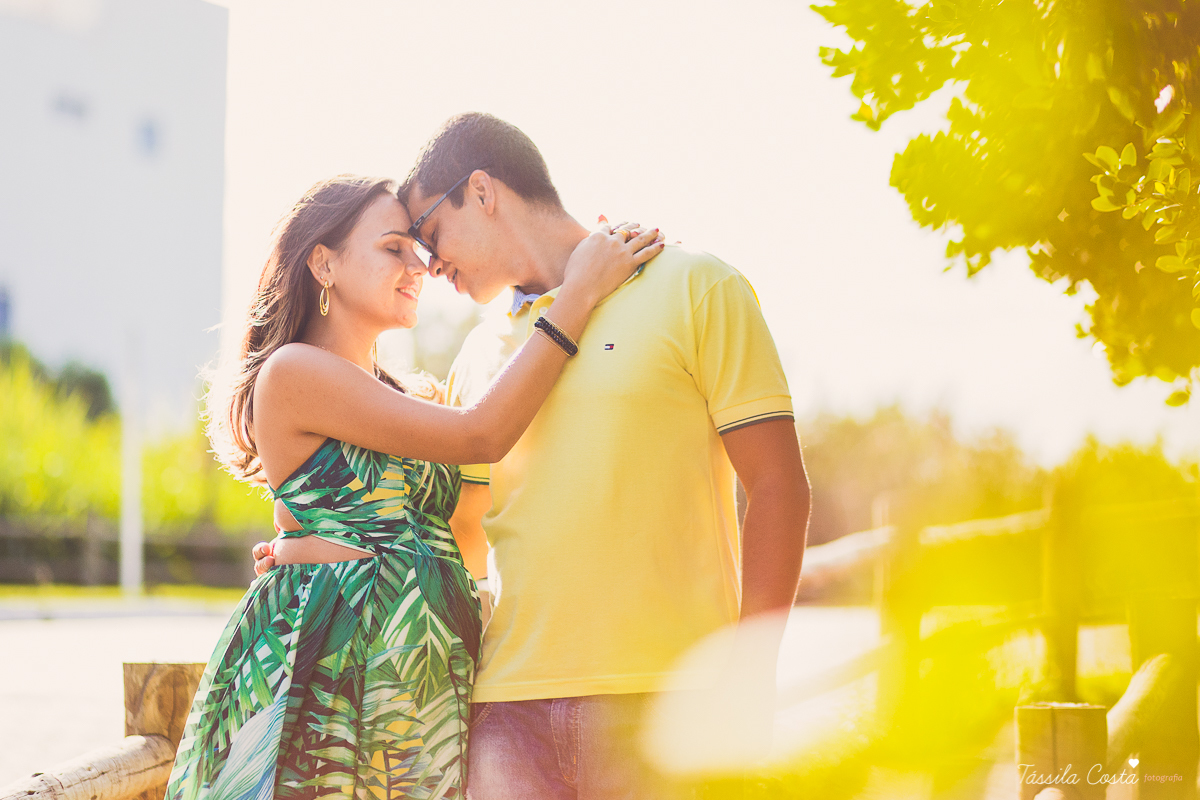 fotos de grávida feitas no parque, pais de primeira viagem, poses para fotos de grávida, grávida linda, 31 semanas, por do sol, fotos de grávida com por do sol, mundo rosa, o que levar para o ensaio fotográfico de gestante, tássila costa fotografia, es