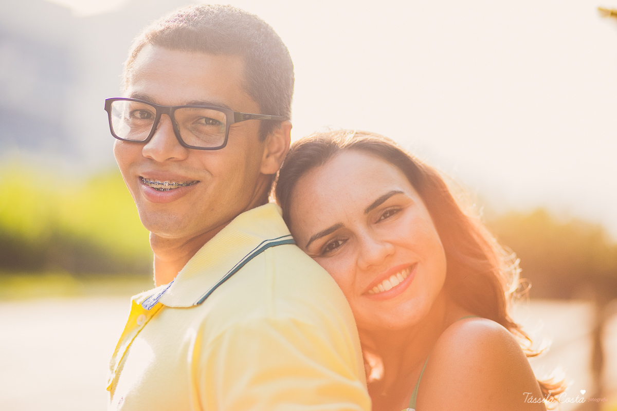 fotos de grávida feitas no parque, pais de primeira viagem, poses para fotos de grávida, grávida linda, 31 semanas, por do sol, fotos de grávida com por do sol, mundo rosa, o que levar para o ensaio fotográfico de gestante, tássila costa fotografia, es