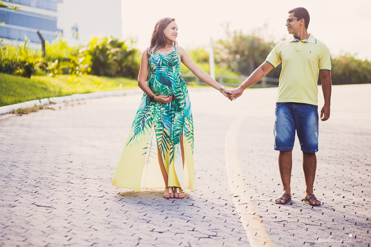 fotos de grávida feitas no parque, pais de primeira viagem, poses para fotos de grávida, grávida linda, 31 semanas, por do sol, fotos de grávida com por do sol, mundo rosa, o que levar para o ensaio fotográfico de gestante, tássila costa fotografia, es