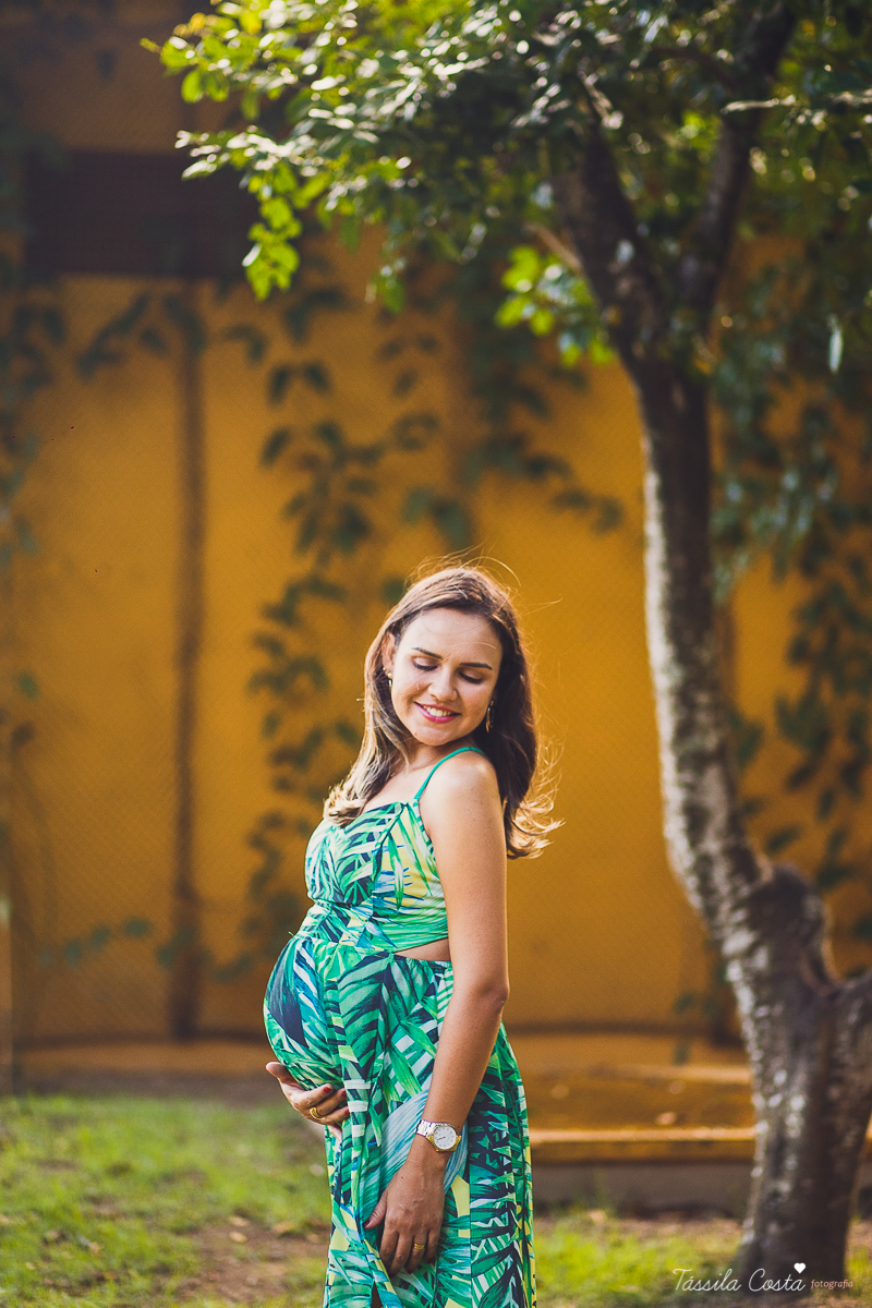 fotos de grávida feitas no parque, pais de primeira viagem, poses para fotos de grávida, grávida linda, 31 semanas, por do sol, fotos de grávida com por do sol, mundo rosa, o que levar para o ensaio fotográfico de gestante, tássila costa fotografia, es