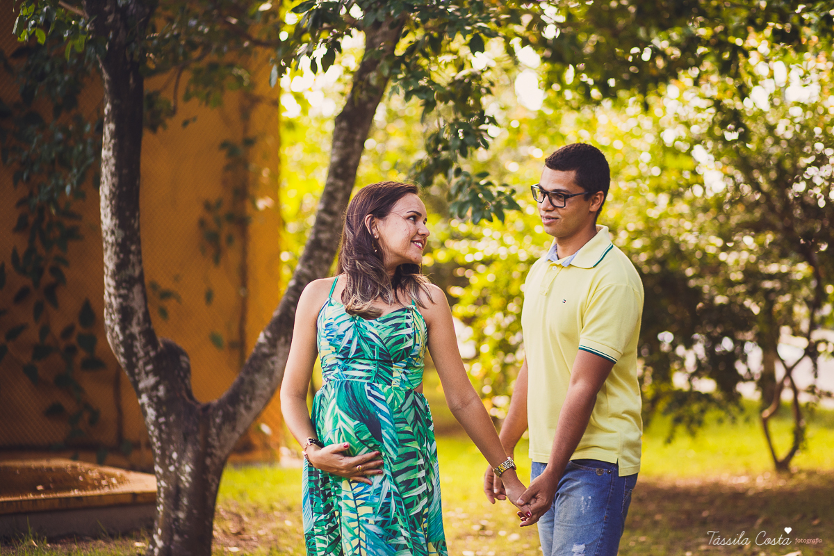 fotos de grávida feitas no parque, pais de primeira viagem, poses para fotos de grávida, grávida linda, 31 semanas, por do sol, fotos de grávida com por do sol, mundo rosa, o que levar para o ensaio fotográfico de gestante, tássila costa fotografia, es
