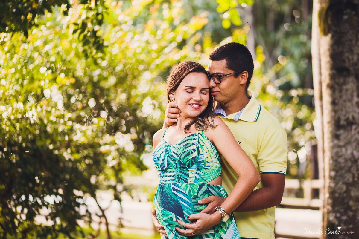 fotos de grávida feitas no parque, pais de primeira viagem, poses para fotos de grávida, grávida linda, 31 semanas, por do sol, fotos de grávida com por do sol, mundo rosa, o que levar para o ensaio fotográfico de gestante, tássila costa fotografia, es