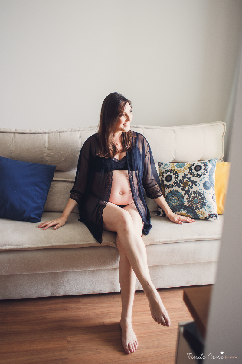 fotos de grávida feitas em casa, fotógrafa de ensaio gestante em VItória ES, fotos de grávida de lingerie, mãe de menino, ensaio fotográfico feito em casa, ensaio lifestyle, tássila costa fotografia