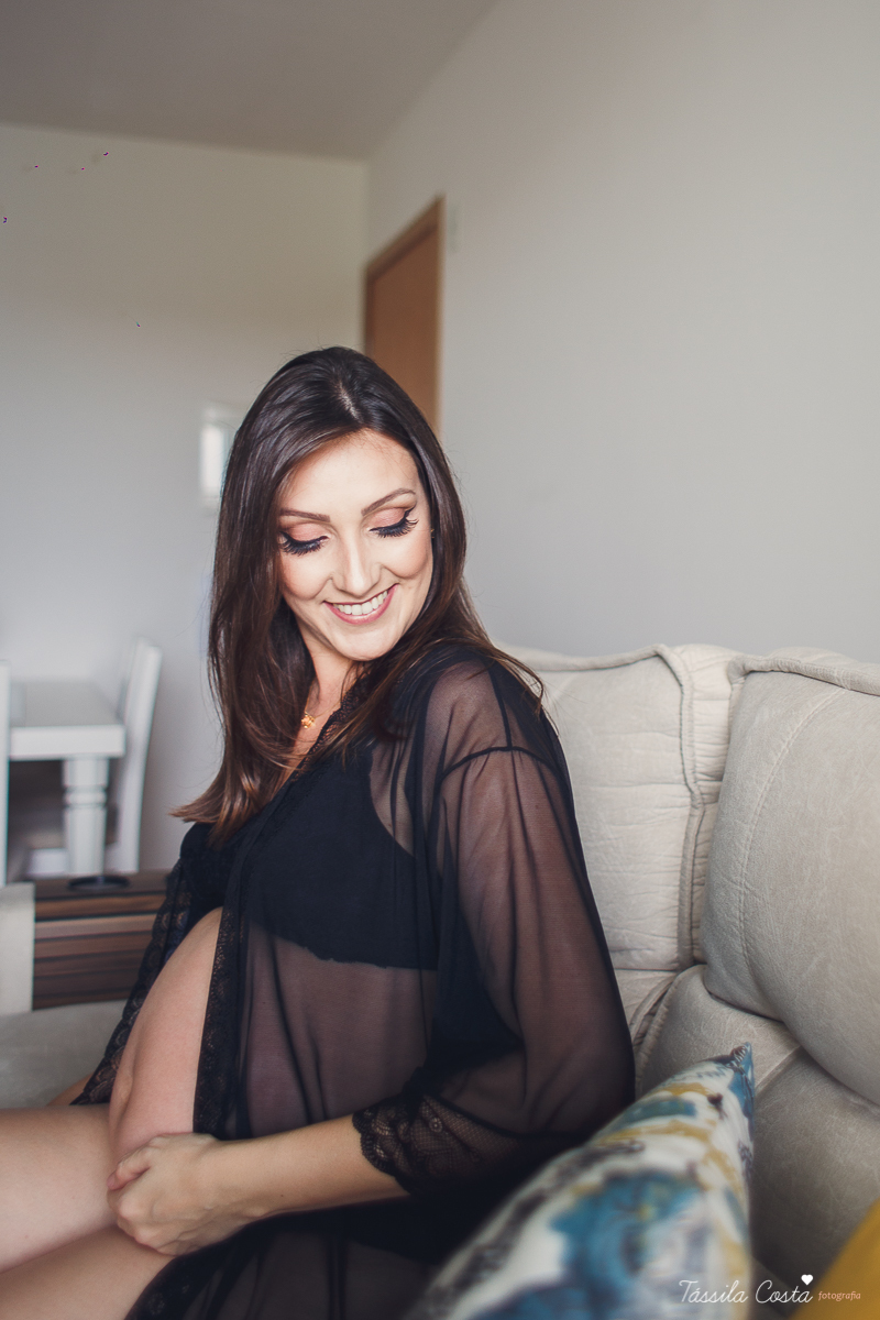 fotos de grávida feitas em casa, fotógrafa de ensaio gestante em VItória ES, fotos de grávida de lingerie, mãe de menino, ensaio fotográfico feito em casa, ensaio lifestyle, tássila costa fotografia