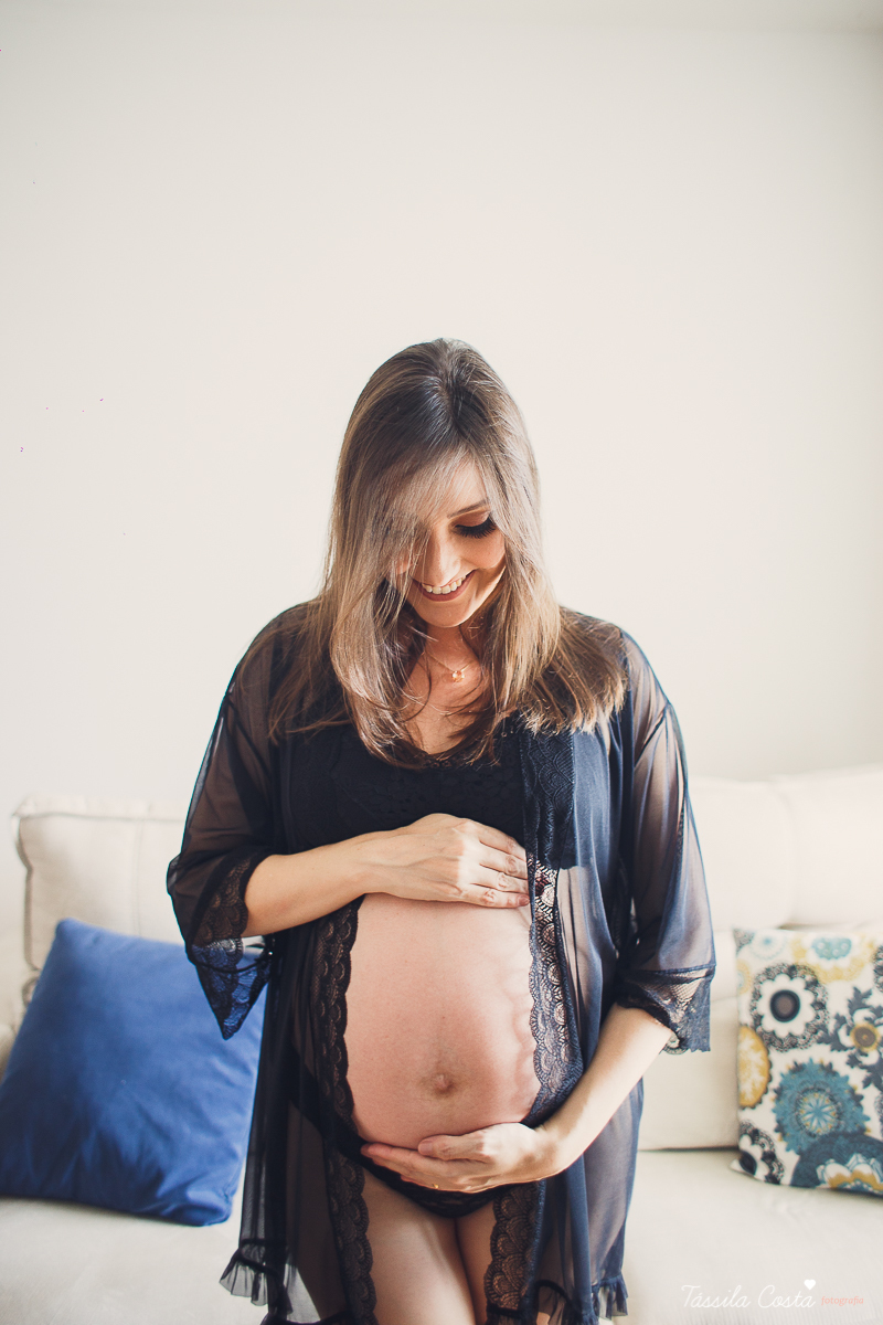fotos de grávida feitas em casa, fotógrafa de ensaio gestante em VItória ES, fotos de grávida de lingerie, mãe de menino, ensaio fotográfico feito em casa, ensaio lifestyle, tássila costa fotografia