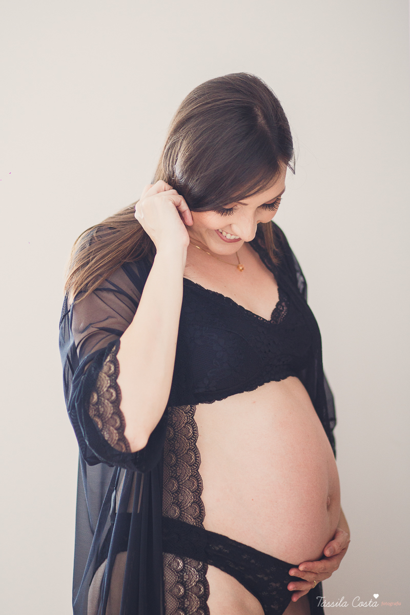 fotos de grávida feitas em casa, fotógrafa de ensaio gestante em VItória ES, fotos de grávida de lingerie, mãe de menino, ensaio fotográfico feito em casa, ensaio lifestyle, tássila costa fotografia