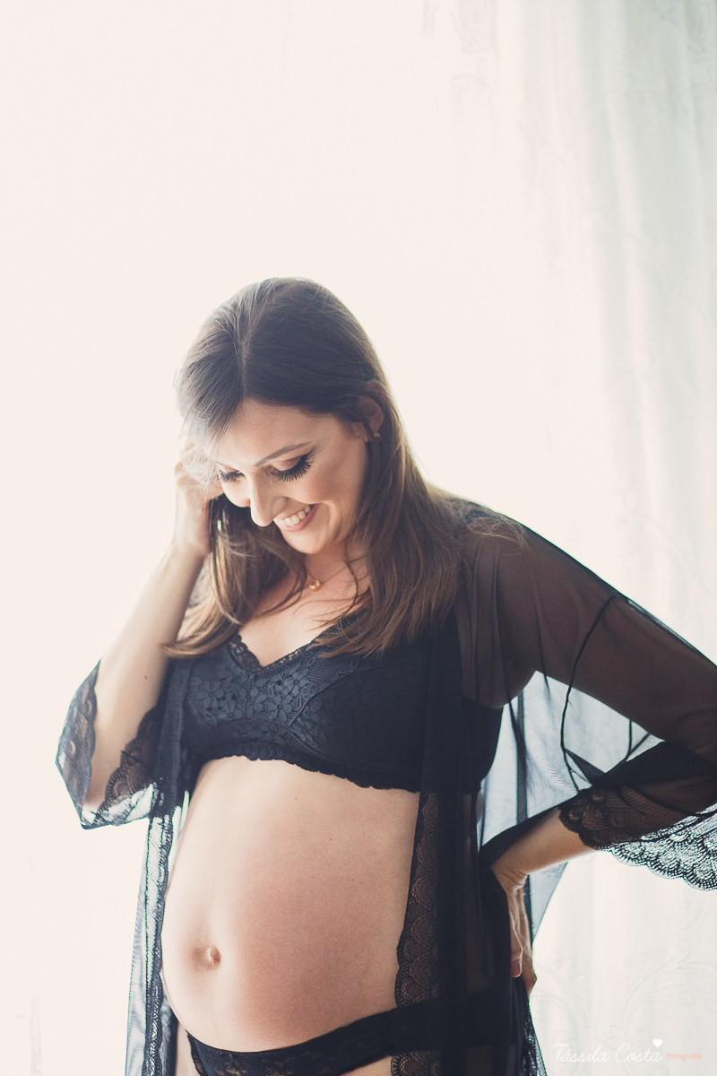 fotos de grávida feitas em casa, fotógrafa de ensaio gestante em VItória ES, fotos de grávida de lingerie, mãe de menino, ensaio fotográfico feito em casa, ensaio lifestyle, tássila costa fotografia