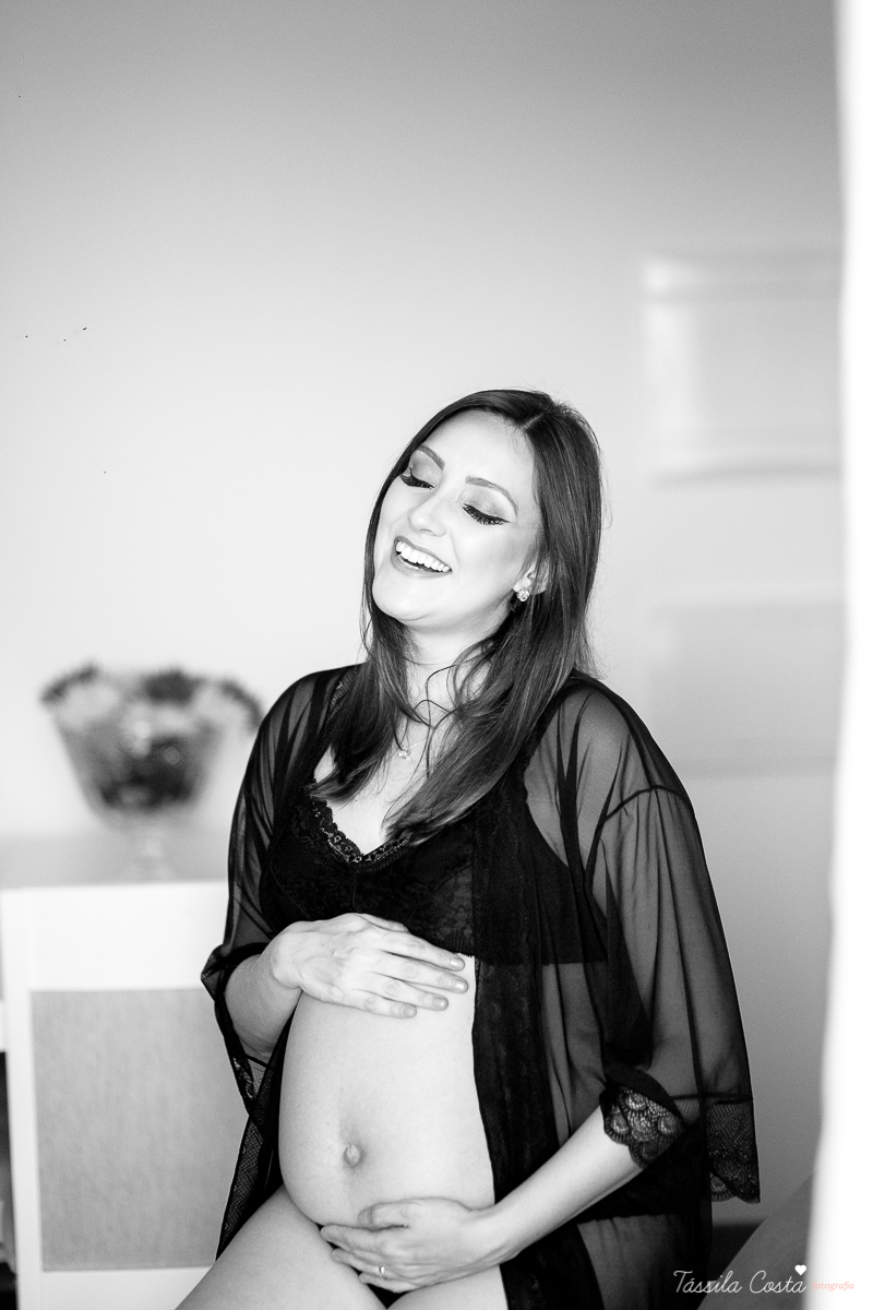 fotos de grávida feitas em casa, fotógrafa de ensaio gestante em VItória ES, fotos de grávida de lingerie, mãe de menino, ensaio fotográfico feito em casa, ensaio lifestyle, tássila costa fotografia