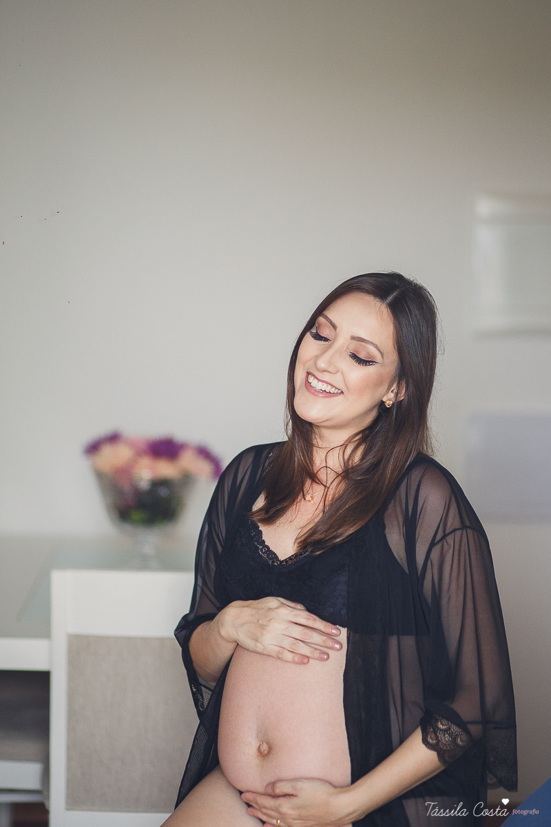 fotos de grávida feitas em casa, fotógrafa de ensaio gestante em VItória ES, fotos de grávida de lingerie, mãe de menino, ensaio fotográfico feito em casa, ensaio lifestyle, tássila costa fotografia